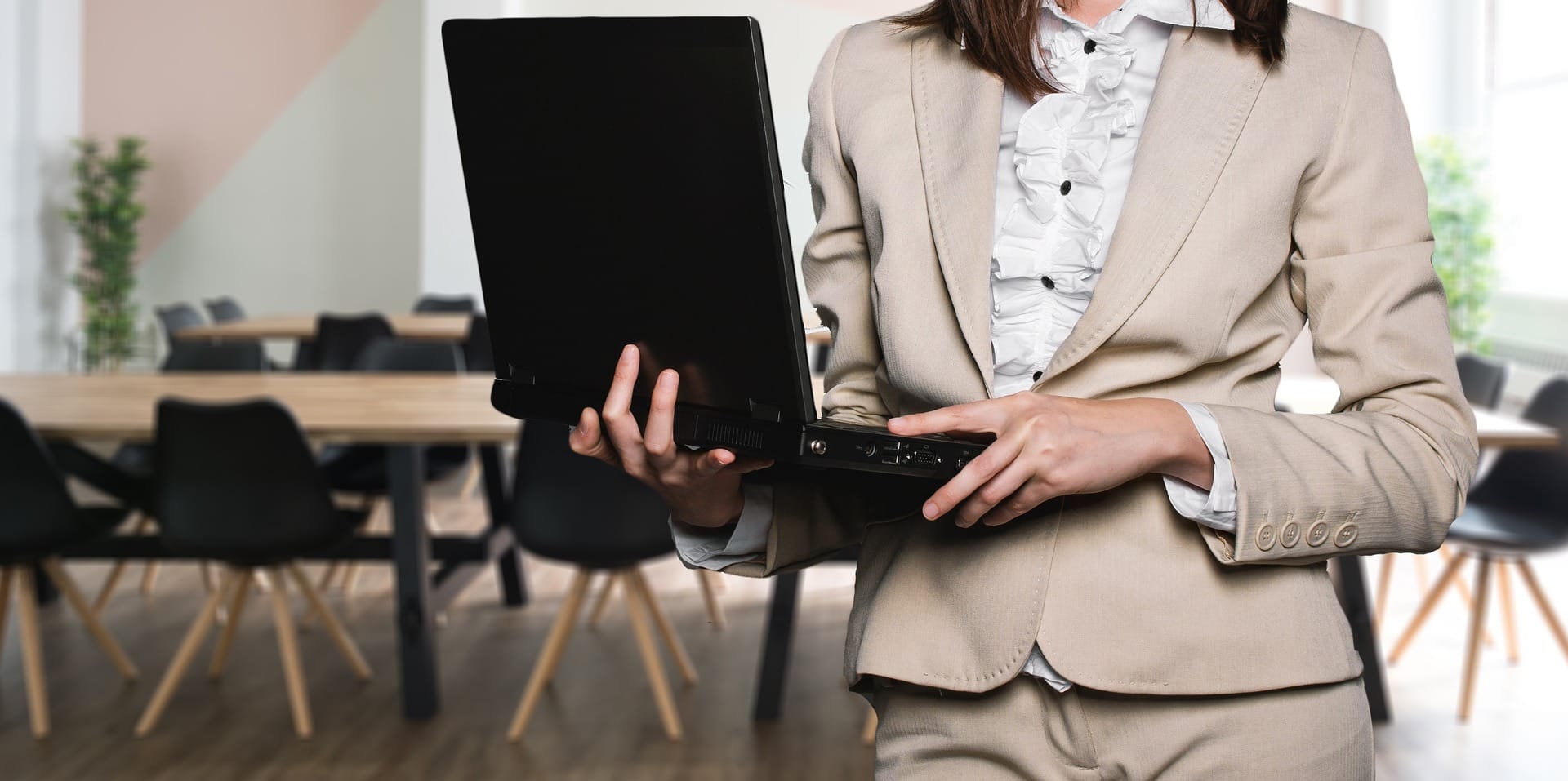 businesswoman 2817567 1920 (1)